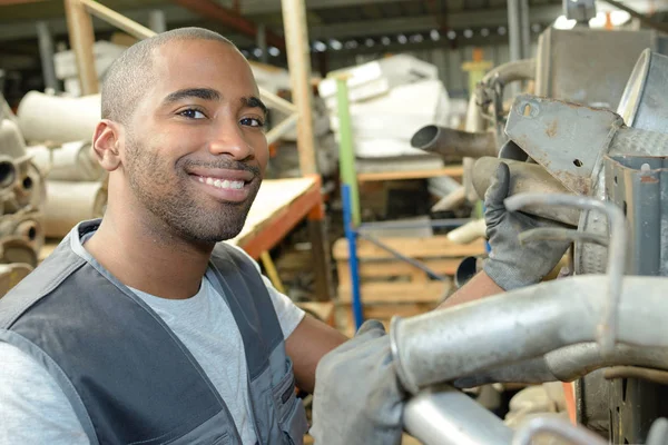 Voertuig onderdelen assembler en werk — Stockfoto