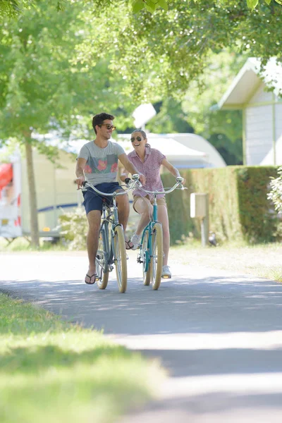 Cykling i campingen och man — Stockfoto