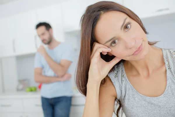 Jong koppel ruzie op de psycholoog benadrukt — Stockfoto