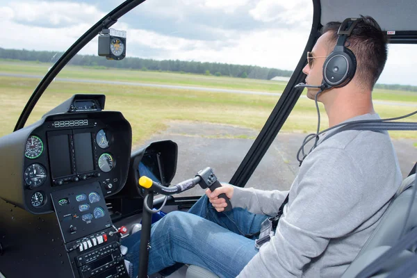 Piloto de helicóptero voando e homem — Fotografia de Stock