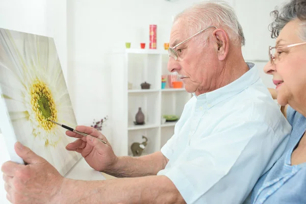 Hombre de edad avanzada pintura y hombre —  Fotos de Stock