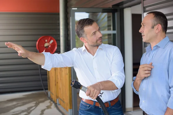 Man wordt opgeleid in het gebruik van de brandblusser — Stockfoto