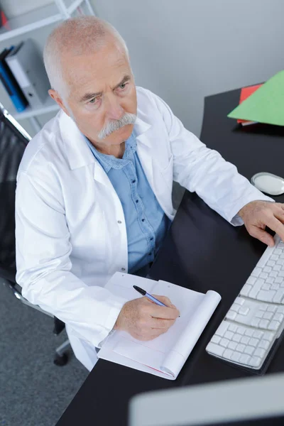 Männlicher Arzt mit einem Computer — Stockfoto