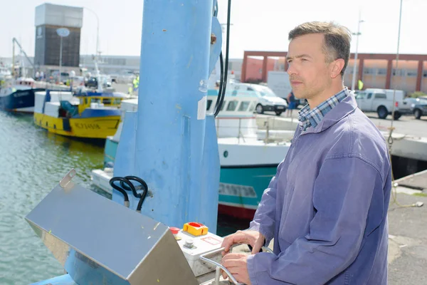 Hafenarbeiter mit Kran und Docks — Stockfoto