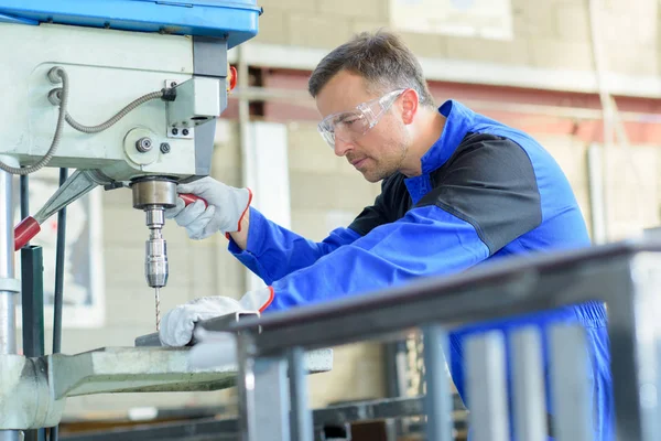 Fabriken-tekniker och ung — Stockfoto