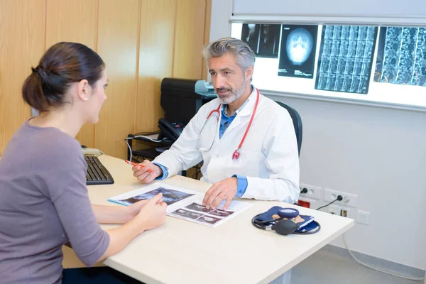 Specialisten ger diagnostiken — Stockfoto