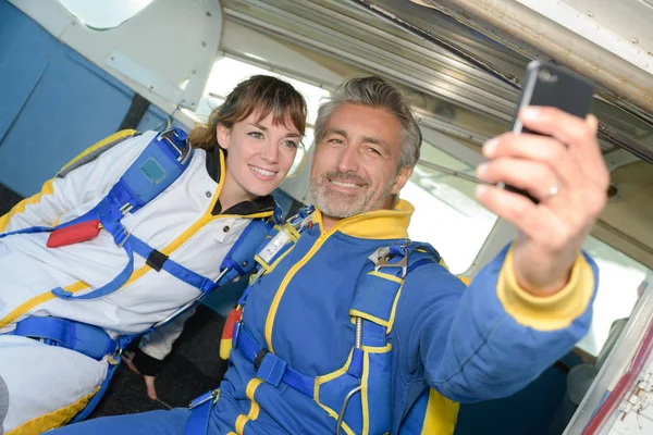 Αρσενικά και θηλυκά skydivers λήψη selfie — Φωτογραφία Αρχείου