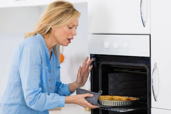 Quemadura de cocina en la mano causada por el horno de calefacción —  Fotos de Stock