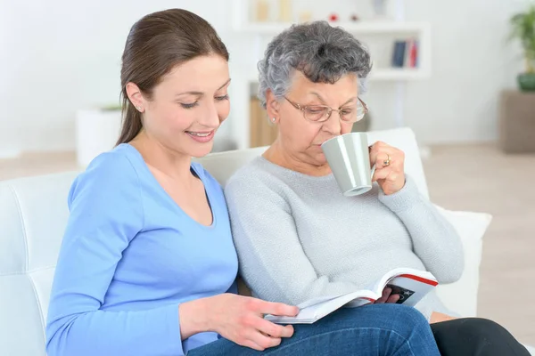 Lectura a una anciana — Foto de Stock