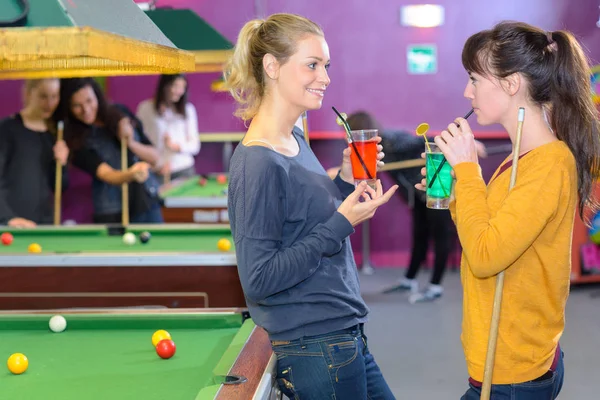 Mujer en pool hall con bebidas — Foto de Stock