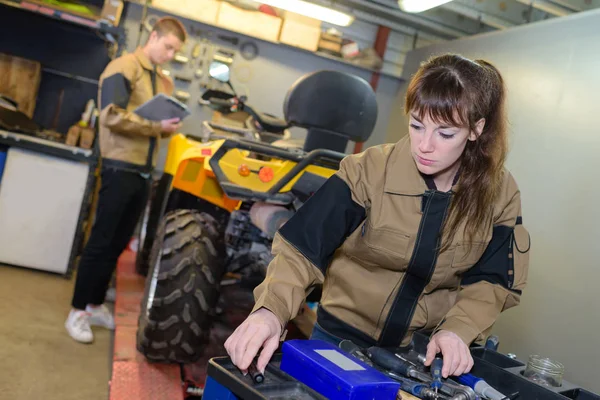 Mekanik med quad på arbetsbänk — Stockfoto