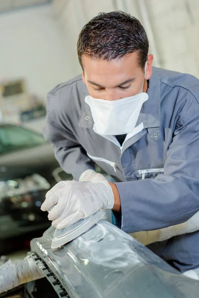 Mechanic using polishing machine — Stock Photo, Image