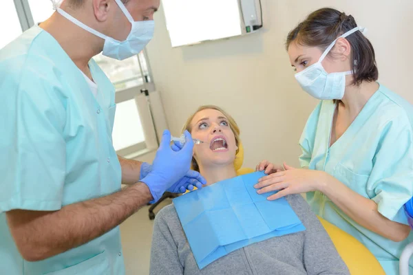 Doente dentário nervoso prestes a ser injectado — Fotografia de Stock