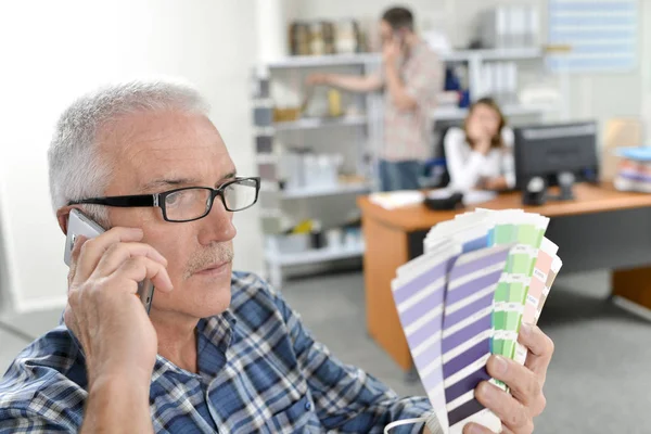 Man in bril kiezen een kleurenschema — Stockfoto