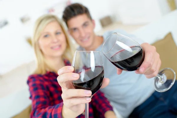Primer plano del brindis de pareja con gafas de vino — Foto de Stock