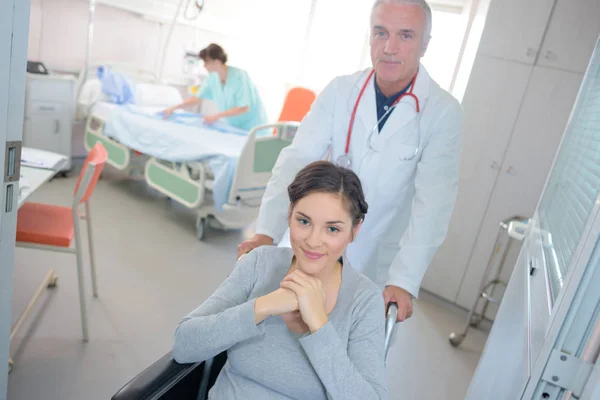 De patiënt duwen uit haar kamer — Stockfoto