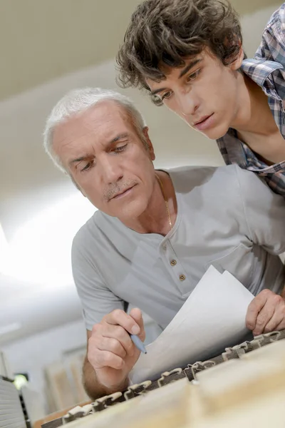 Timmerman iets schrijven en bouwen — Stockfoto