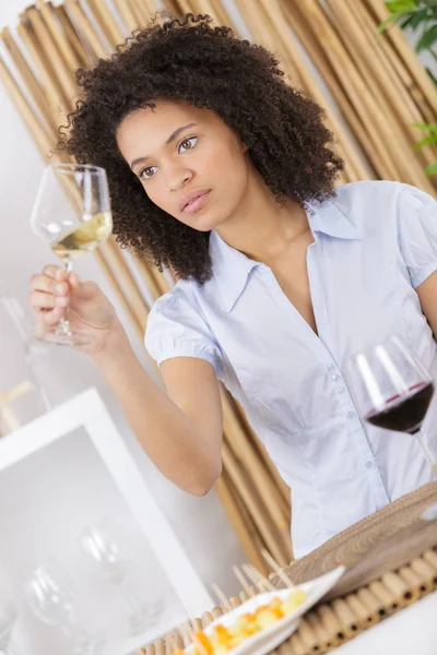 Close-up van het inzamelen van de mooie jonge vrouw in een glas — Stockfoto