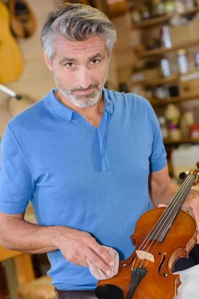Retrato de homem limpando violino — Fotografia de Stock