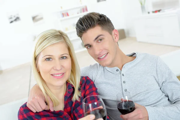Couple avec des verres de vin rouge — Photo