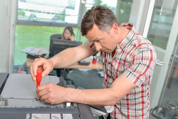 Hombre reparando fotocopiadora y roto — Foto de Stock