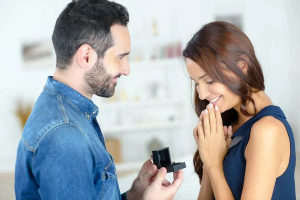 Mann macht Frau mit Ring Heiratsantrag — Stockfoto
