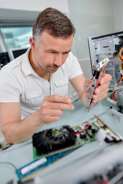 Técnico que trabalha em componentes de computador — Fotografia de Stock