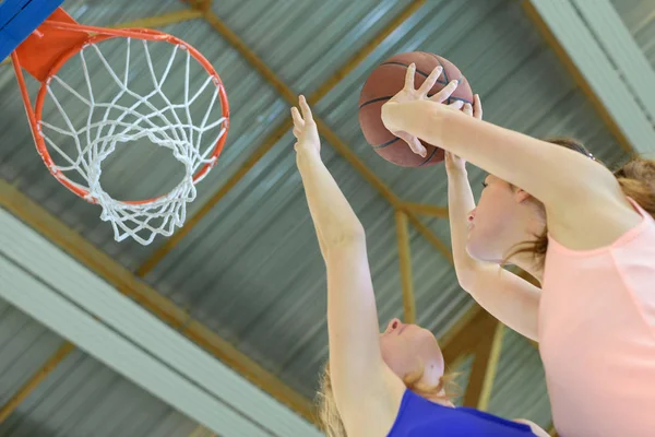 Lady, zaměřenou na basketbalový koš — Stock fotografie