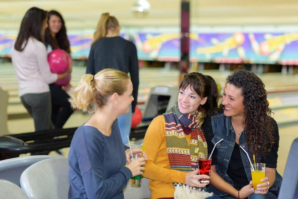 Mulheres com bebidas no salão de bowling — Fotografia de Stock