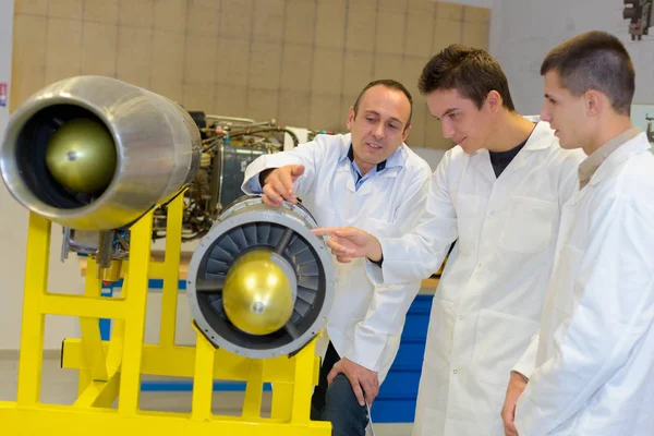 Estudiantes de ingeniería aeroespacial y aeroespacial —  Fotos de Stock