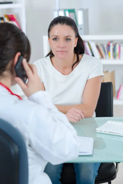 Médico con un paciente — Foto de Stock