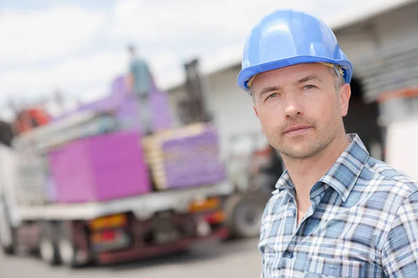 Portret van man op contruction site — Stockfoto