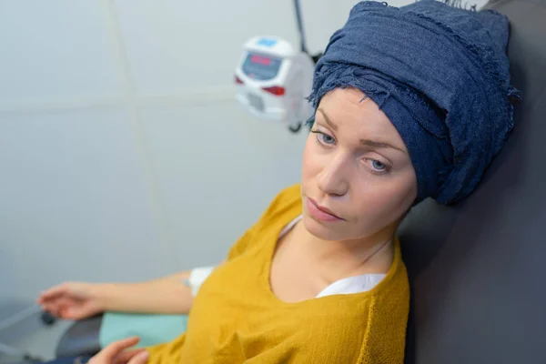 Женщина, проходящая химиотерапию — стоковое фото
