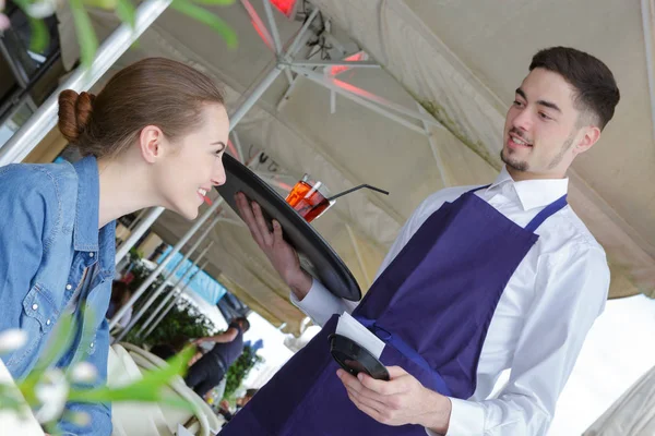 Geven van de factuur op hetzelfde moment — Stockfoto