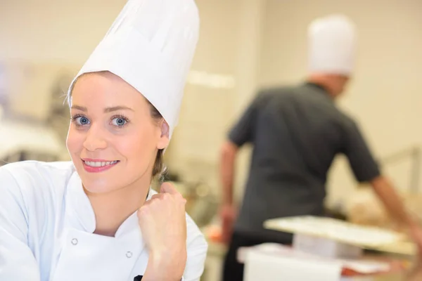 微笑的女性面包店工作人员的肖像 — 图库照片