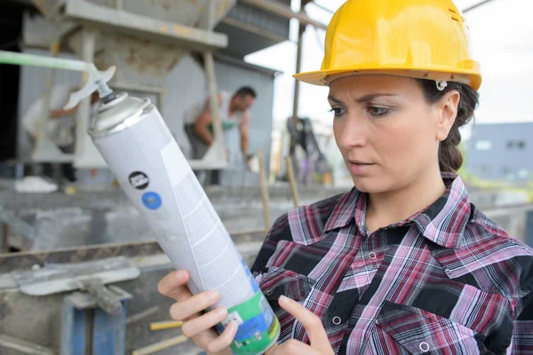 Może kobieta malarz z spray — Zdjęcie stockowe