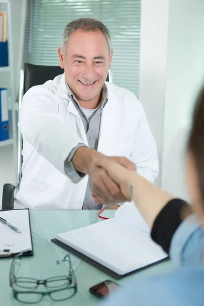 Médecin serrant la main d'un patient — Photo