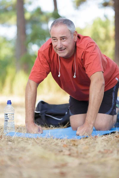 Ung pensionär man utbildning i naturen — Stockfoto