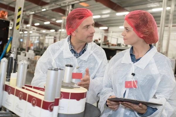 공장 라인에서 테스트를 수행 하는 보호 유니폼에 근로자 — 스톡 사진