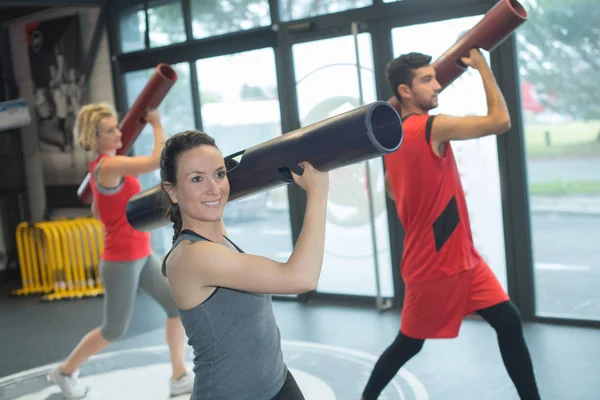 Sportler trainieren mit Barren im Fitnessstudio — Stockfoto