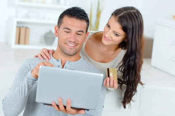 Młody przystojny para poszukuje do laptopa w domu — Zdjęcie stockowe