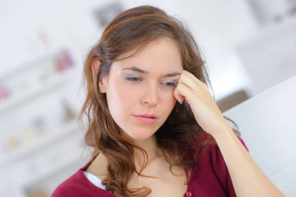 Close-up van portret van een jonge vrouw met hoofdpijn — Stockfoto