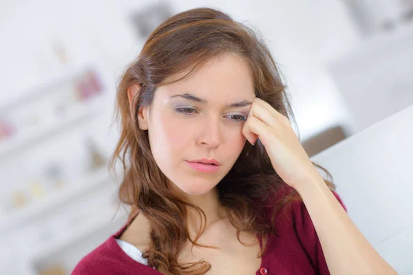 De cerca Retrato de mujer joven con dolor de cabeza — Foto de Stock