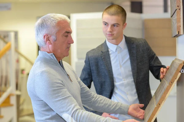 Senior zakenman hout voor toekomstige huis kiezen — Stockfoto