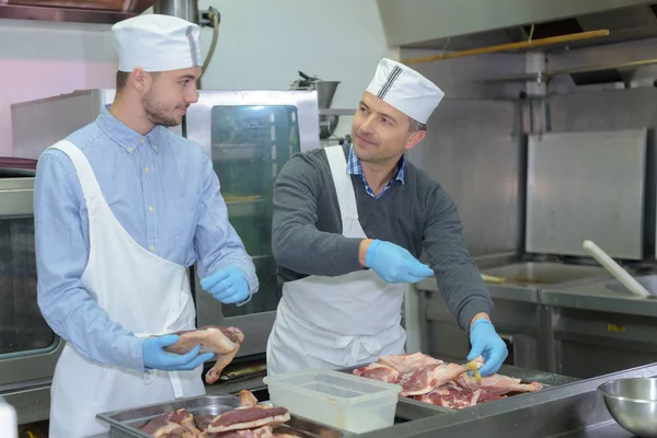 Professionele werknemers vlees kruiden — Stockfoto