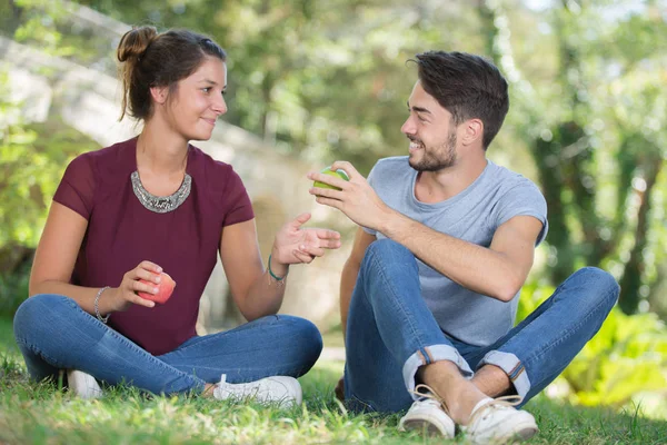 Man gives woman an apple - dating concept — Stock Photo, Image
