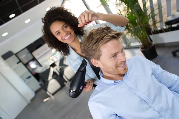Mujer peluquera divertirse con el cliente —  Fotos de Stock
