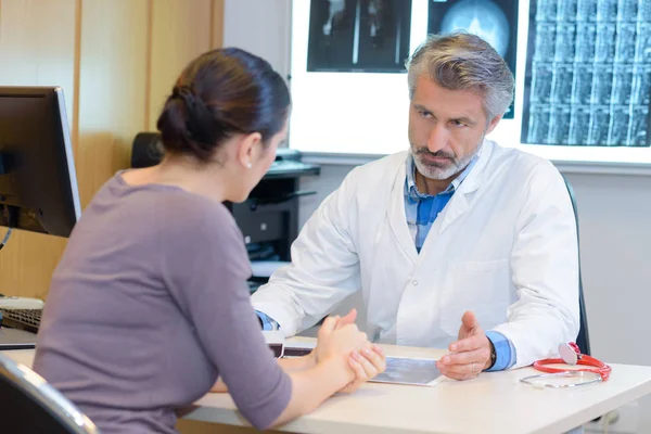 Läkare ger dåliga nyheter till patient — Stockfoto