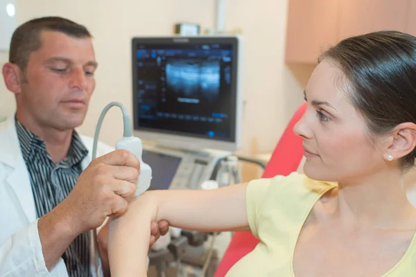 Doctor masculino que hace la investigación del ultrasonido en clínica médica — Foto de Stock