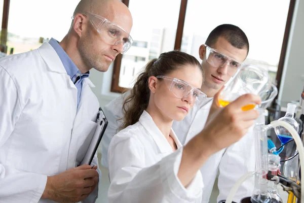 Estudiantes en el laboratorio de química — Foto de Stock